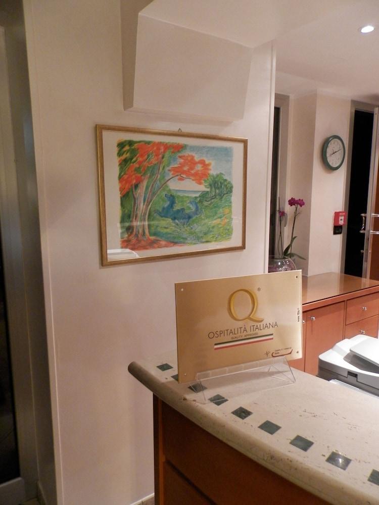 Augustus Hotel Биела Екстериор снимка