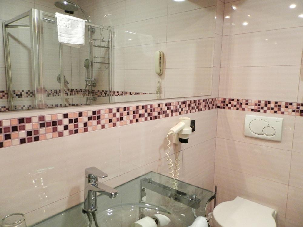 Augustus Hotel Биела Екстериор снимка