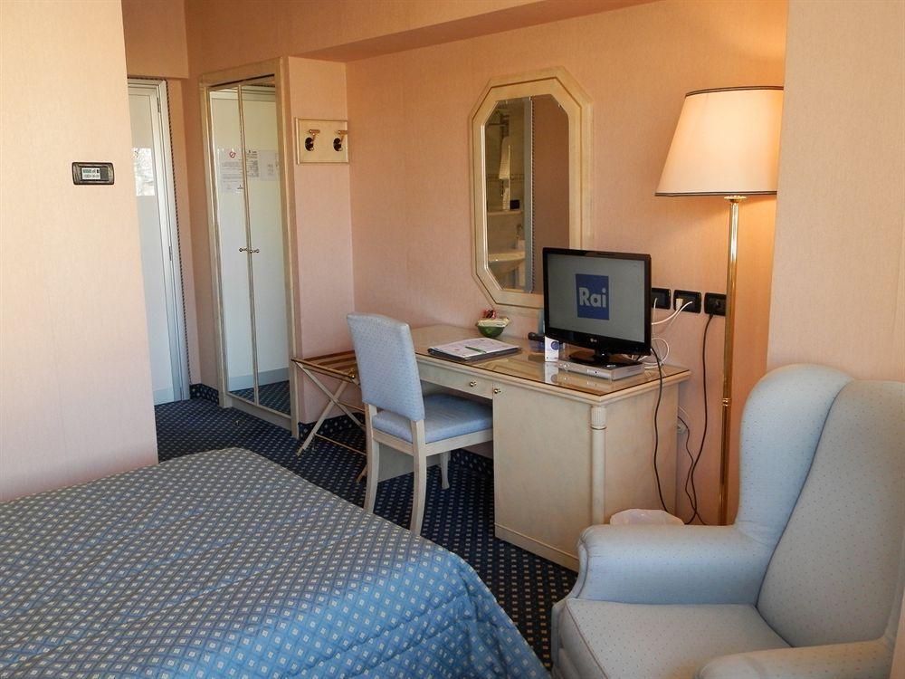 Augustus Hotel Биела Екстериор снимка