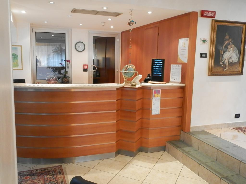 Augustus Hotel Биела Екстериор снимка