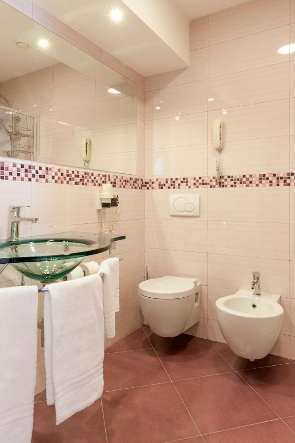 Augustus Hotel Биела Екстериор снимка