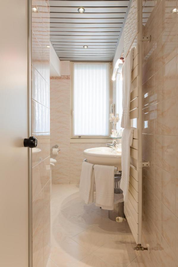 Augustus Hotel Биела Екстериор снимка