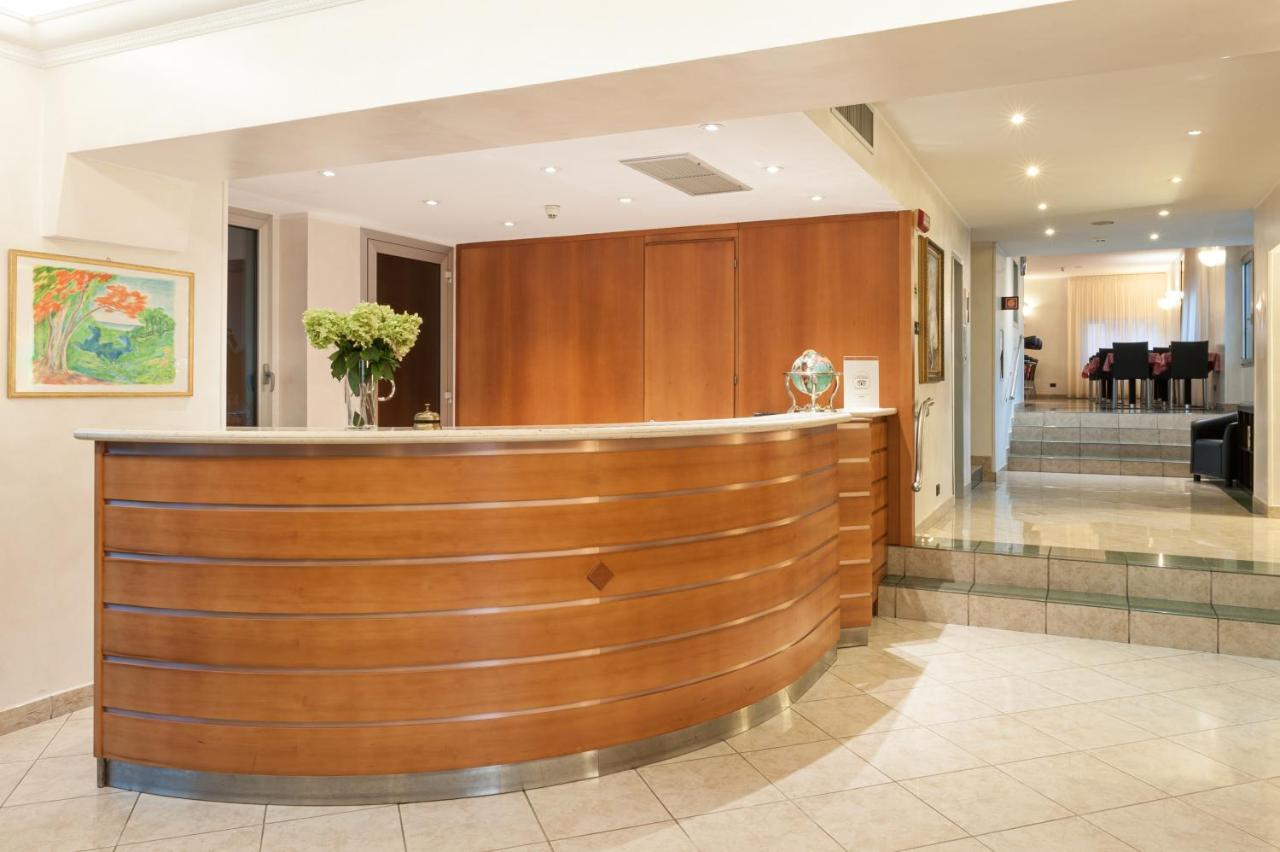 Augustus Hotel Биела Екстериор снимка