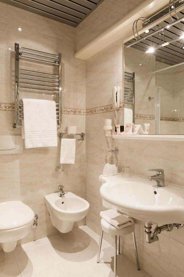 Augustus Hotel Биела Екстериор снимка